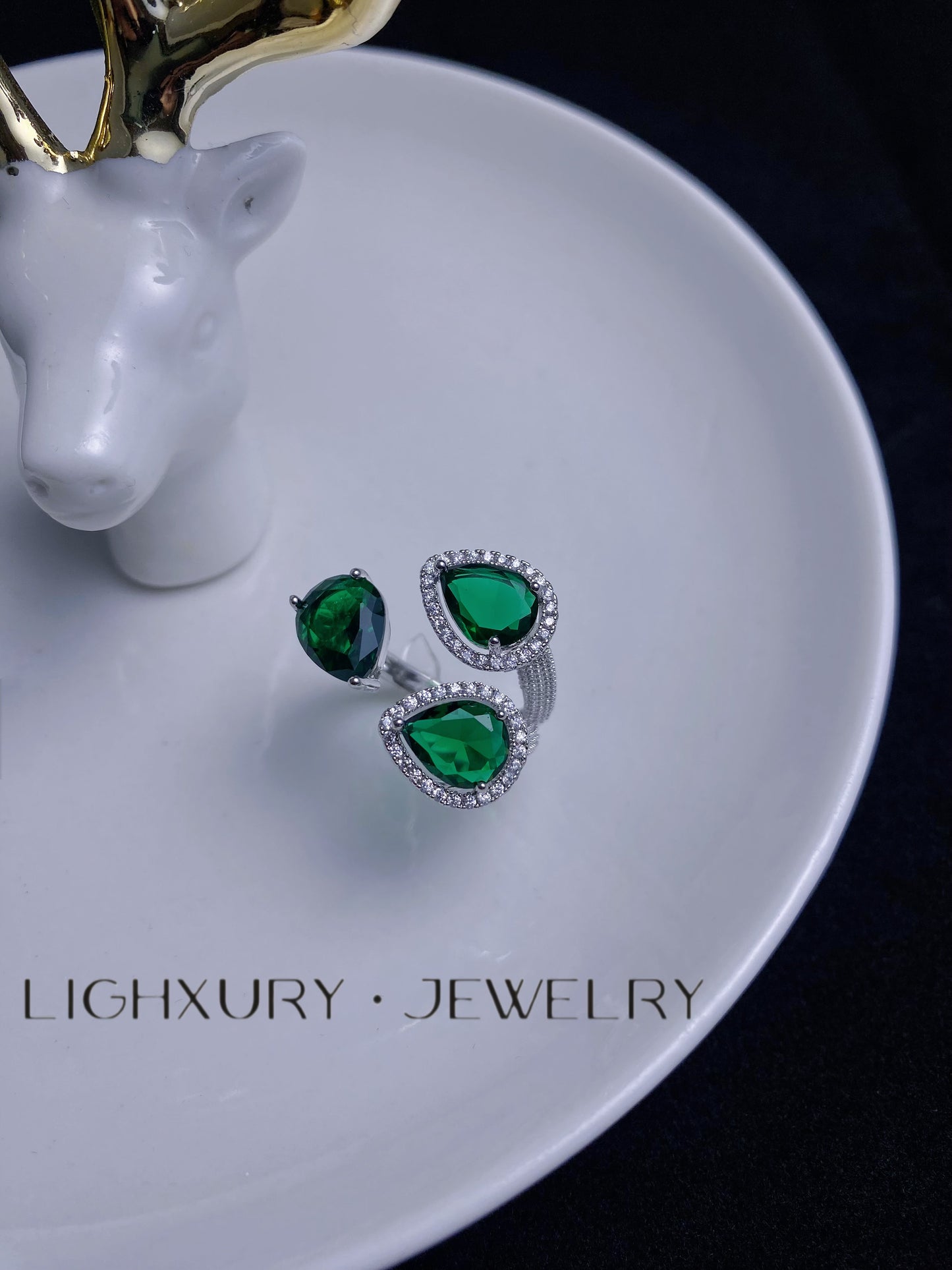 Lighxury Jewelry's Adjustable Drop Emerald Ring: A Captivating Blend of Elegance and Versatility