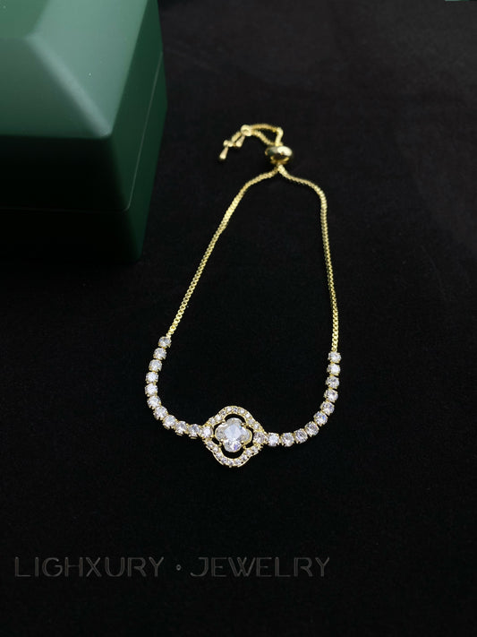 Golden Clover Bracelet: A Symbol of Luck and Elegance