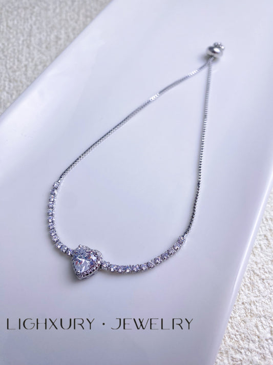 Platinum-Plated Heart Bracelet: A Symbol of Love and Elegance