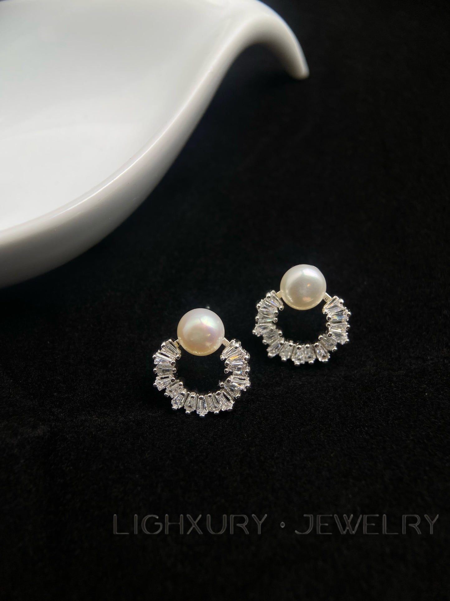 Pearl and Zircon Earrings: A Radiant Duo of Elegance