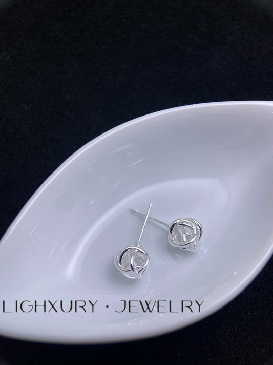 Platinum-Plated Endless Twist Earrings: A Vision of Modern Elegance