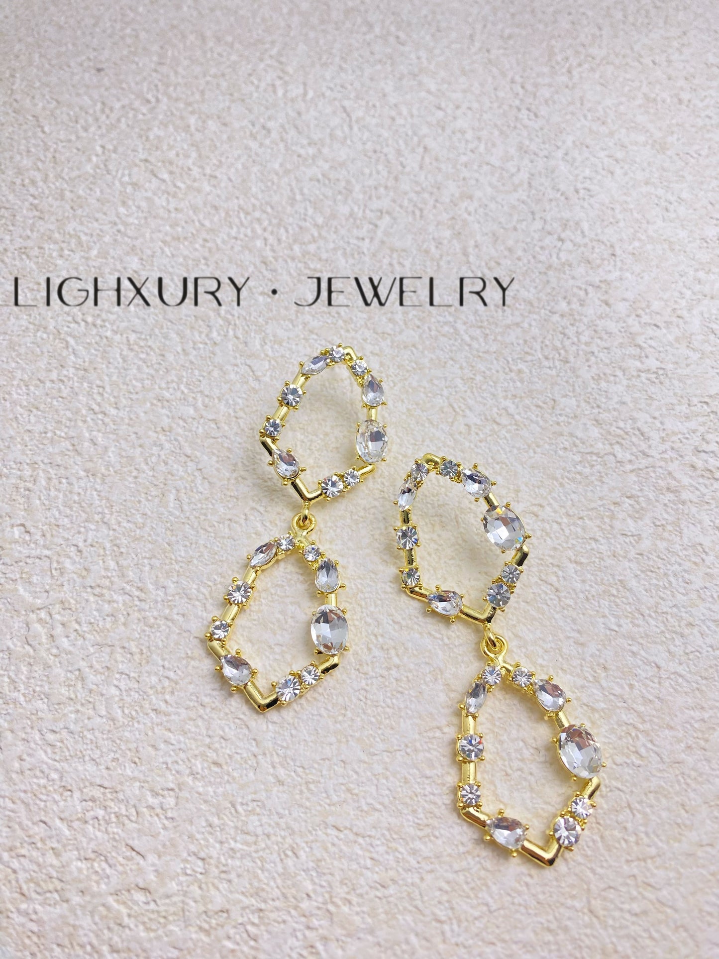 Irregular Oval Crystal Earrings: A Unique Blend of Elegance and Artistry